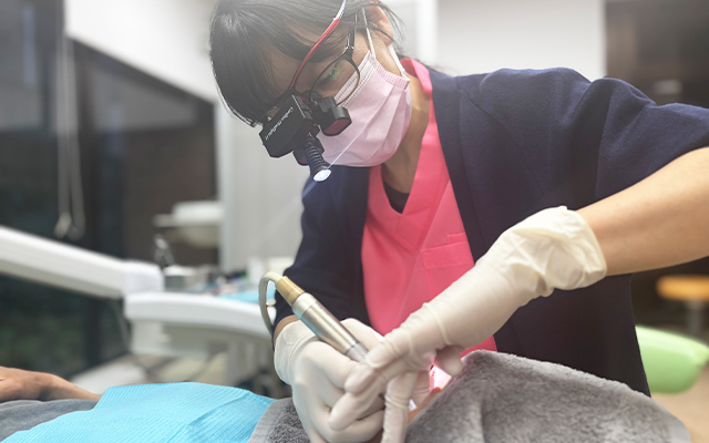 拡大鏡を用いたより精密なクリーニング